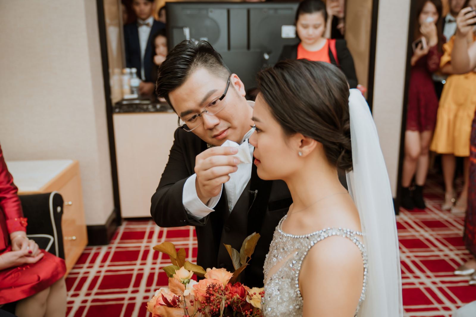 台中婚禮主持人服務迎娶時,新郎為新娘擦眼淚在台中林酒店