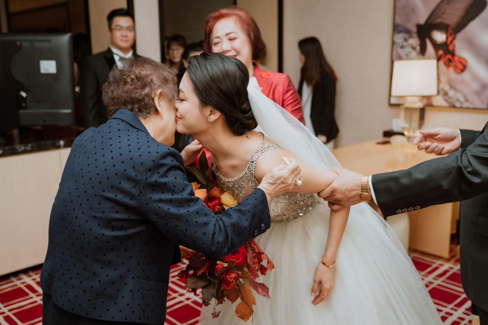 婚禮主持人純涵引導迎娶時,孫女給祖母的一個親吻