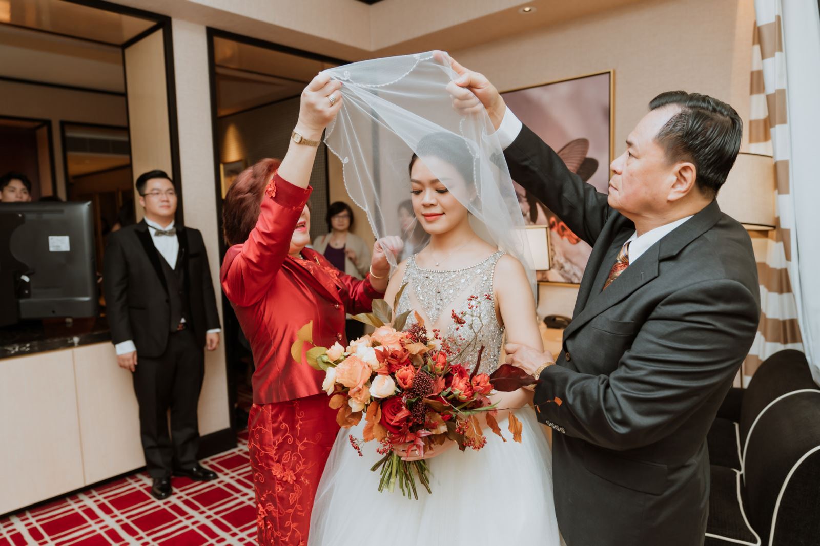 婚禮主持人純涵陪伴父母親為女兒蓋上頭紗