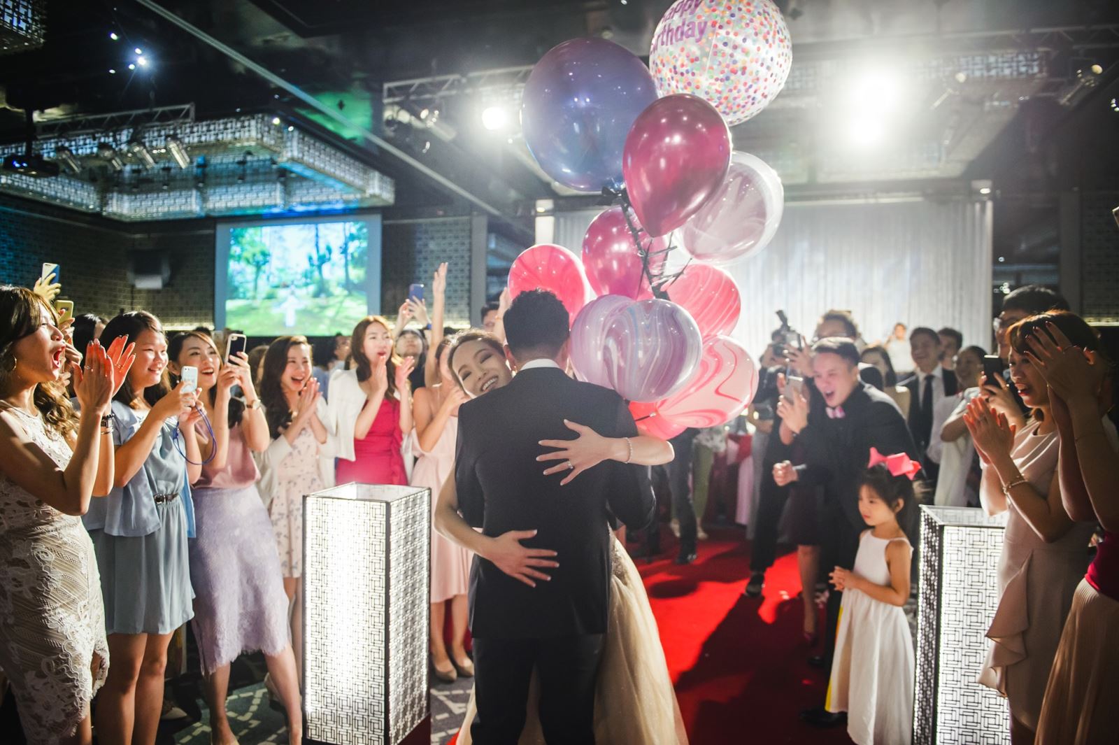 晶華酒店婚禮,新郎送上粉紅氣球作為新娘生日驚喜,全場齊聲唱生日快樂歌