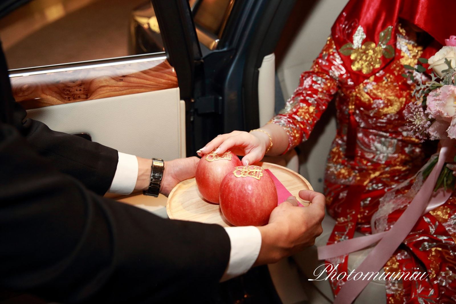 新娘下車摸蘋果給紅包