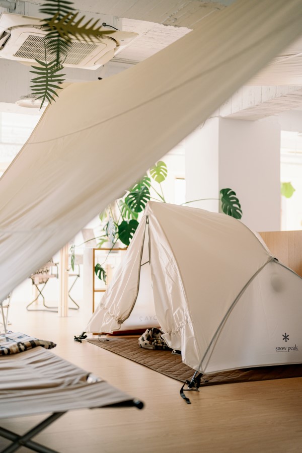 露營風格的抓週布置包含帳篷和樹木