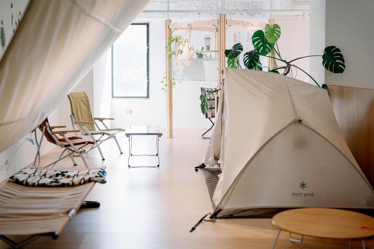 露營風格的抓週布置包含帳篷和樹木