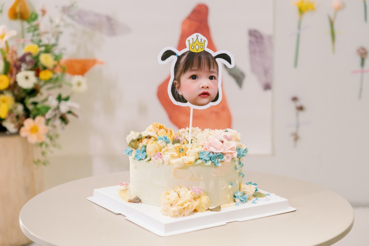 彩色小花蛋糕上有寶貝的大頭插件