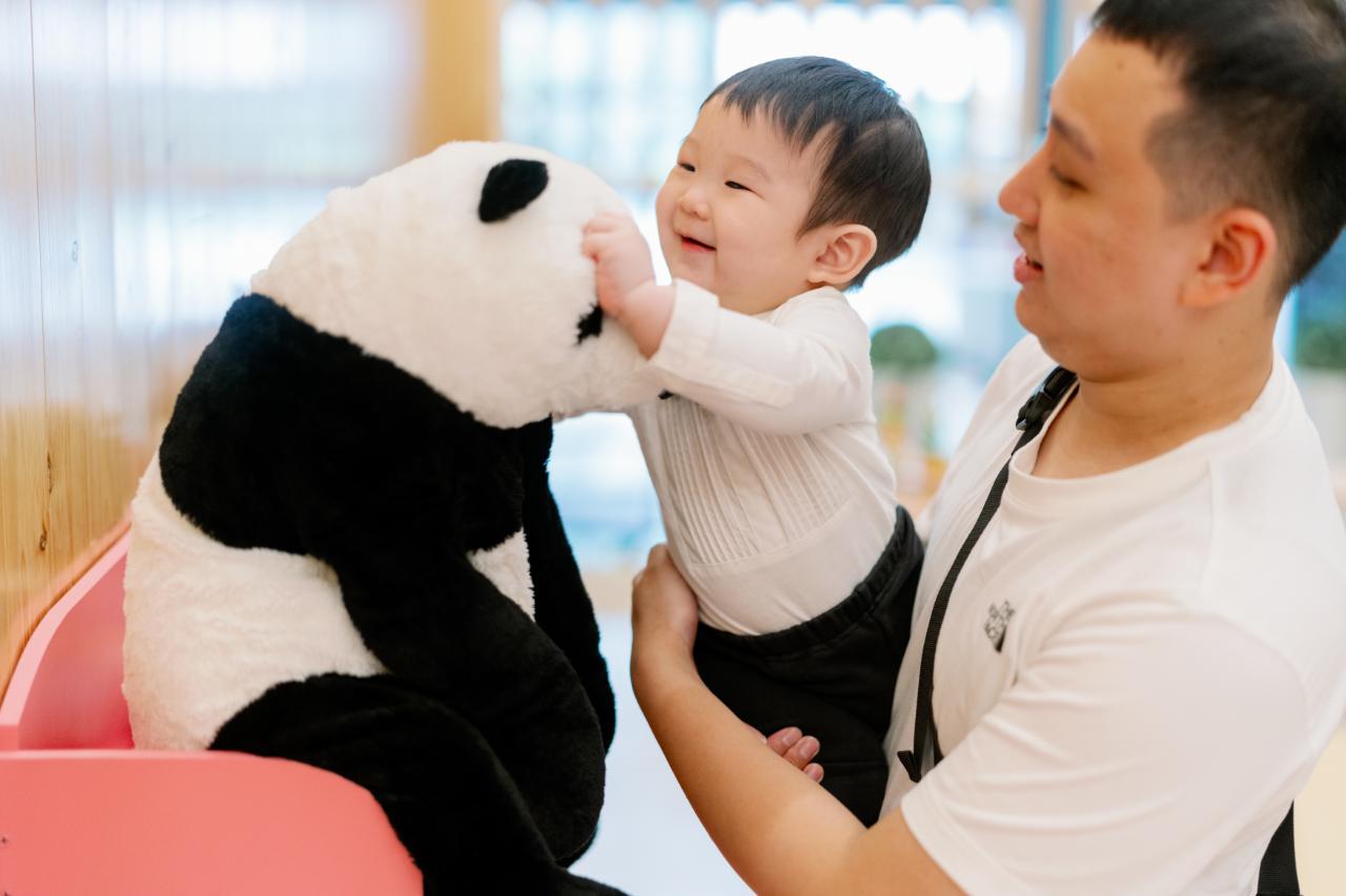 親友抱小壽星玩熊貓玩偶