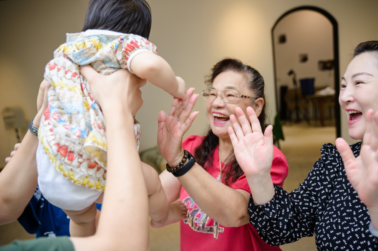 寶貝和很開心的賓客擊掌