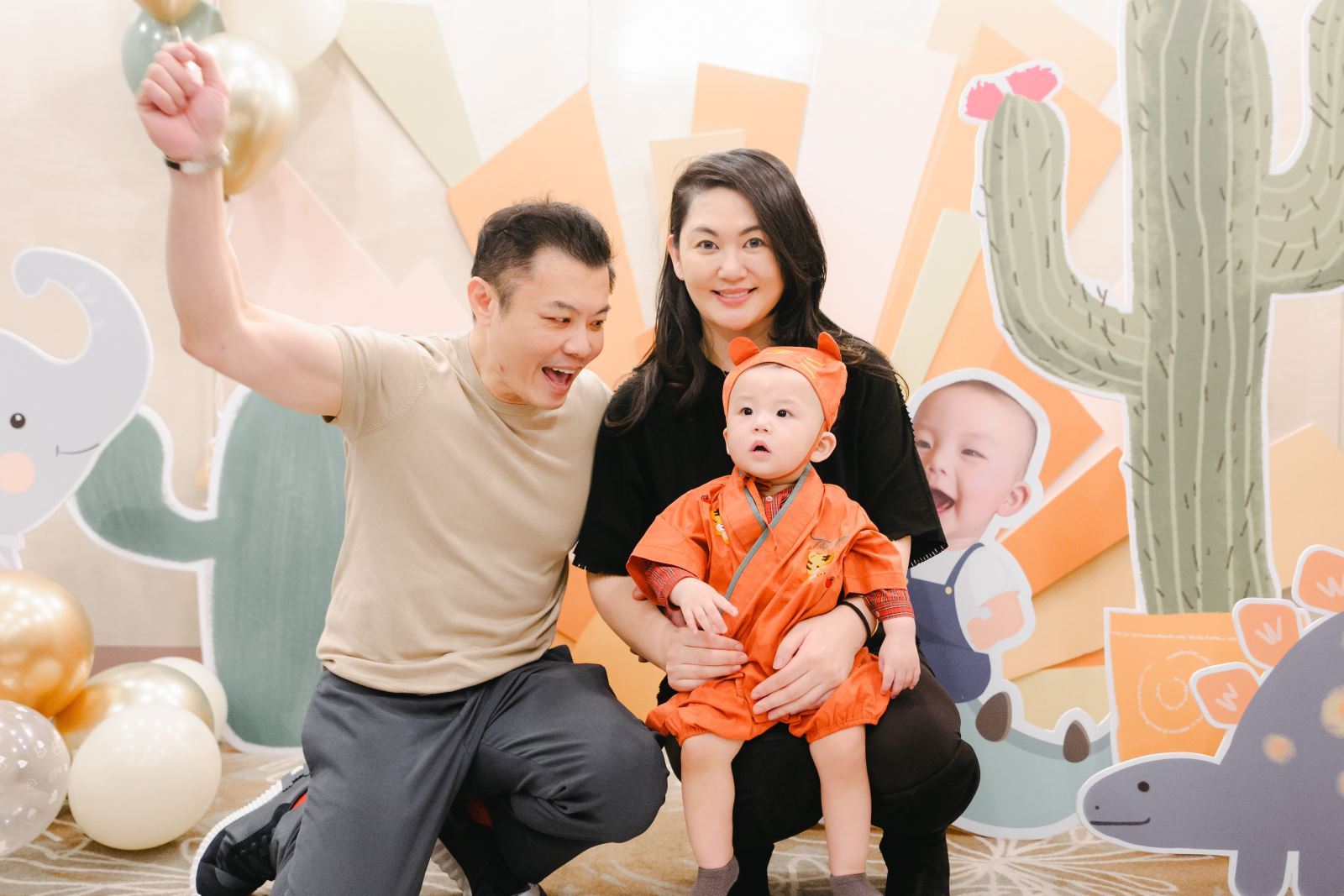 抓周派對穿虎衣戴虎帽