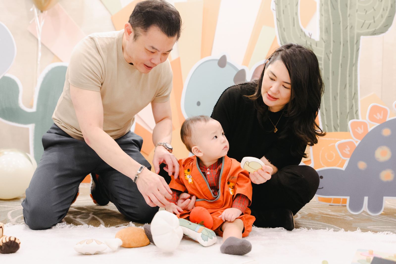 抓周道具,蔥,蒜,雞腿,蘋果，金元寶，花生，紅龜貴