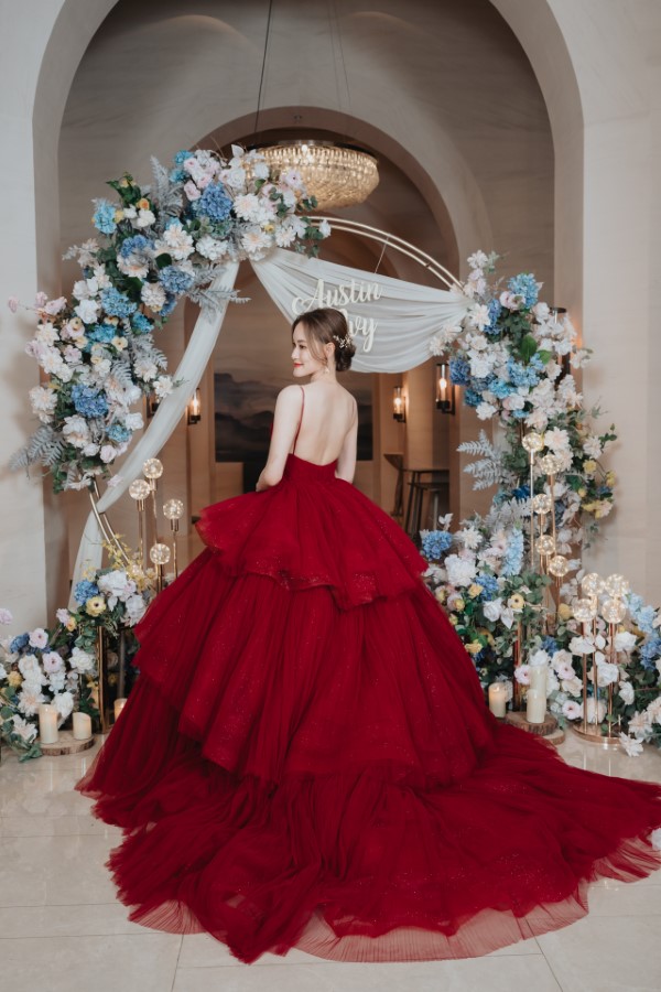 新娘穿著紅色紗裙在花拱門前拍攝露背美照
