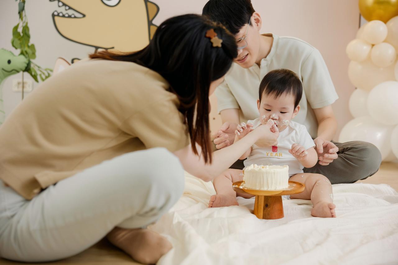 媽媽喂寶寶蛋糕