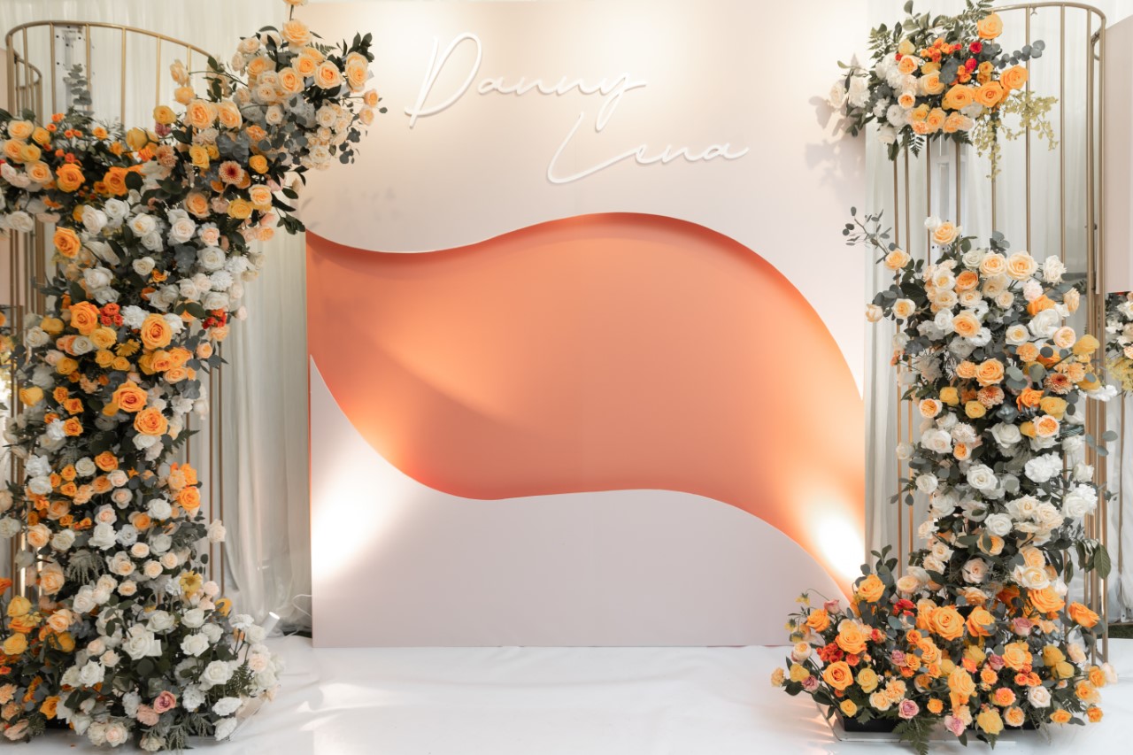 橘色和白色調為主的鮮花背景板