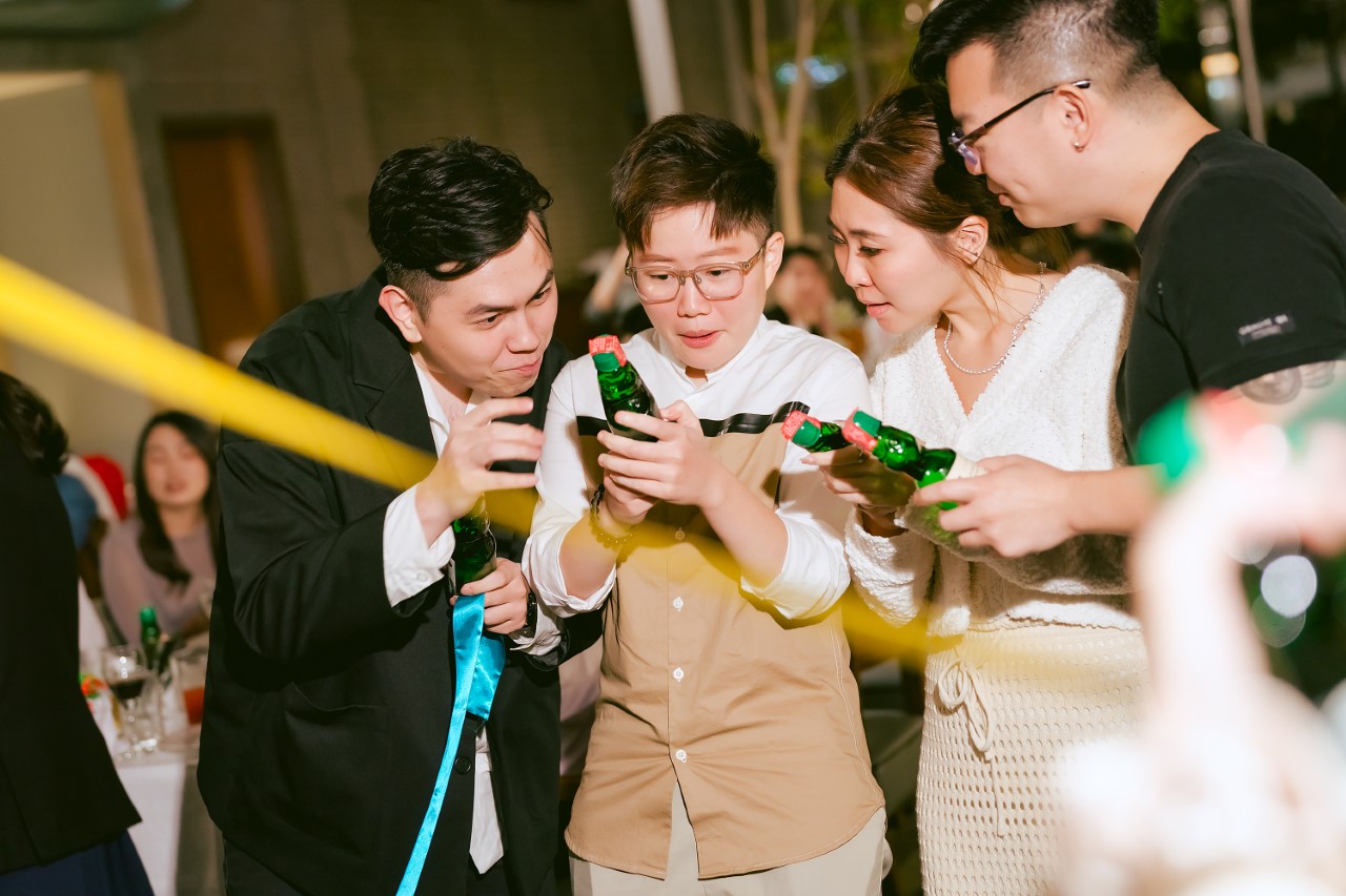 賓客手持彩帶和彈珠汽水參與婚禮遊戲