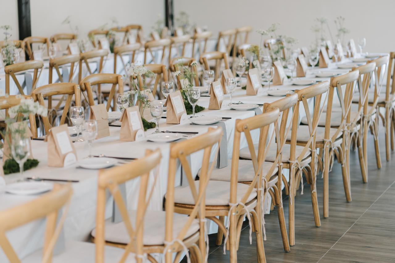 美式白色長桌搭配木質椅子和鮮花