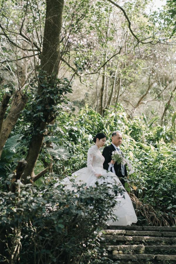 新娘穿白紗從山林高處和父親一起步向證婚場地