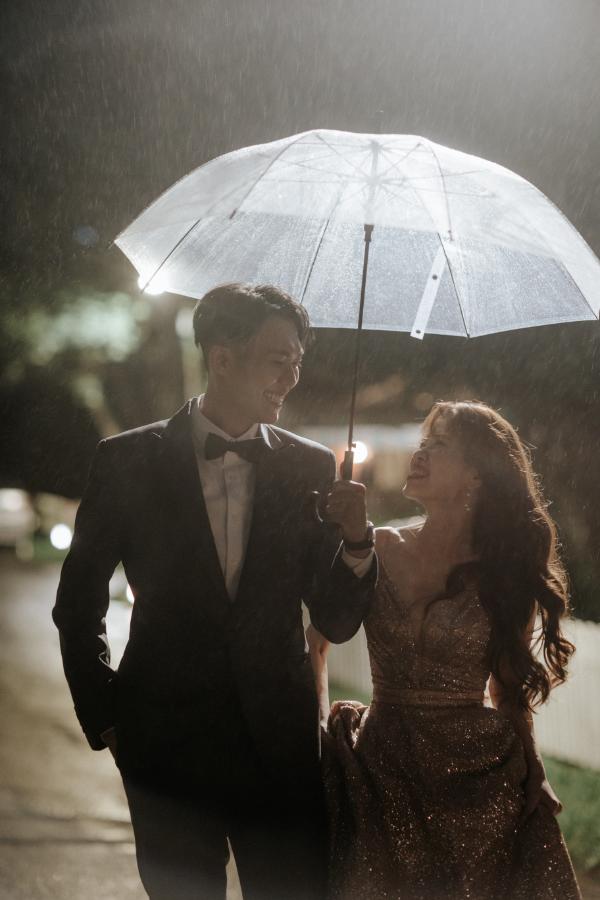 新郎新娘拿雨傘互看