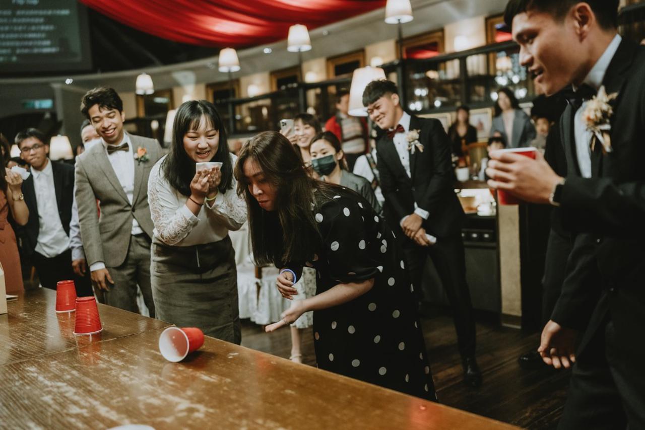 賓客玩Flip Cup，派對杯翻轉