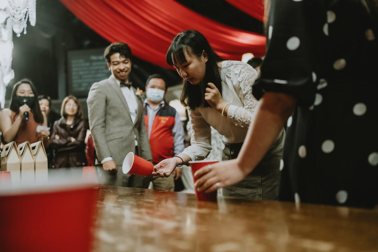 賓客玩Flip Cup，派對杯翻轉