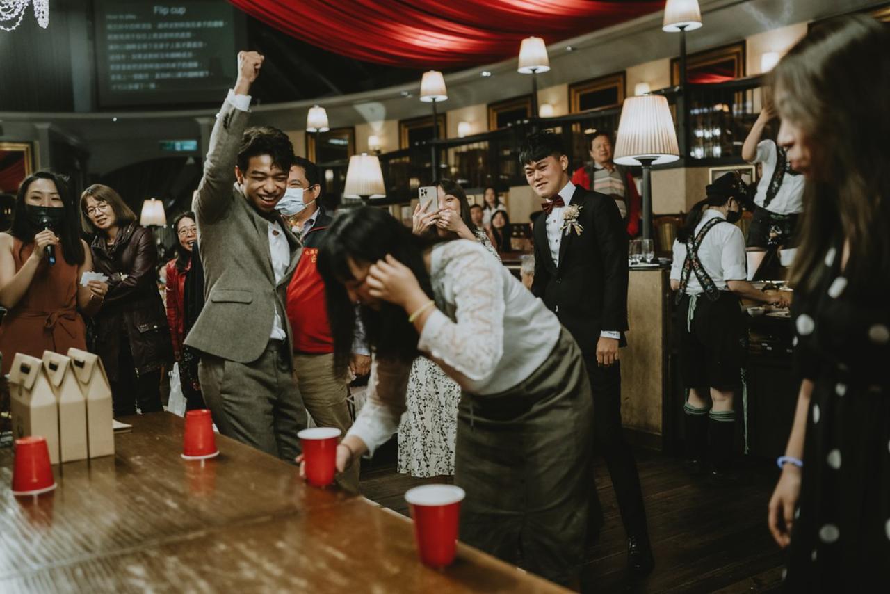 賓客玩Flip Cup，新郎加油打氣