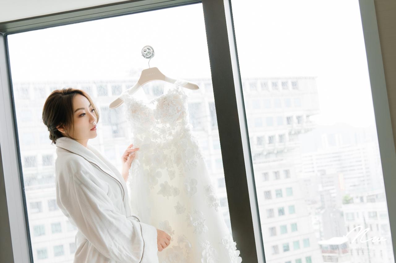 在文華東方舉行婚禮,新娘穿浴袍