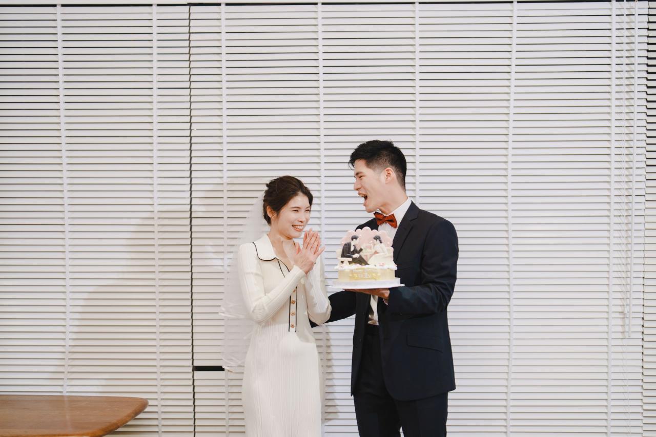 新郎給新娘驚喜生日蛋糕