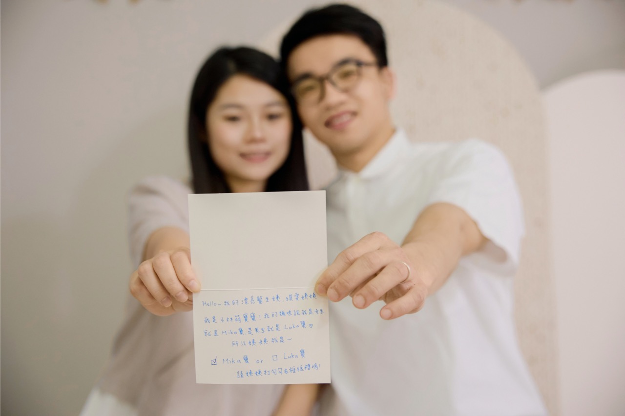爸媽手拿卡片