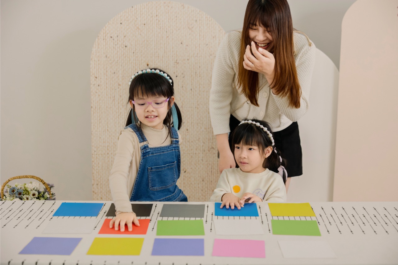 小孩一同參與遊戲