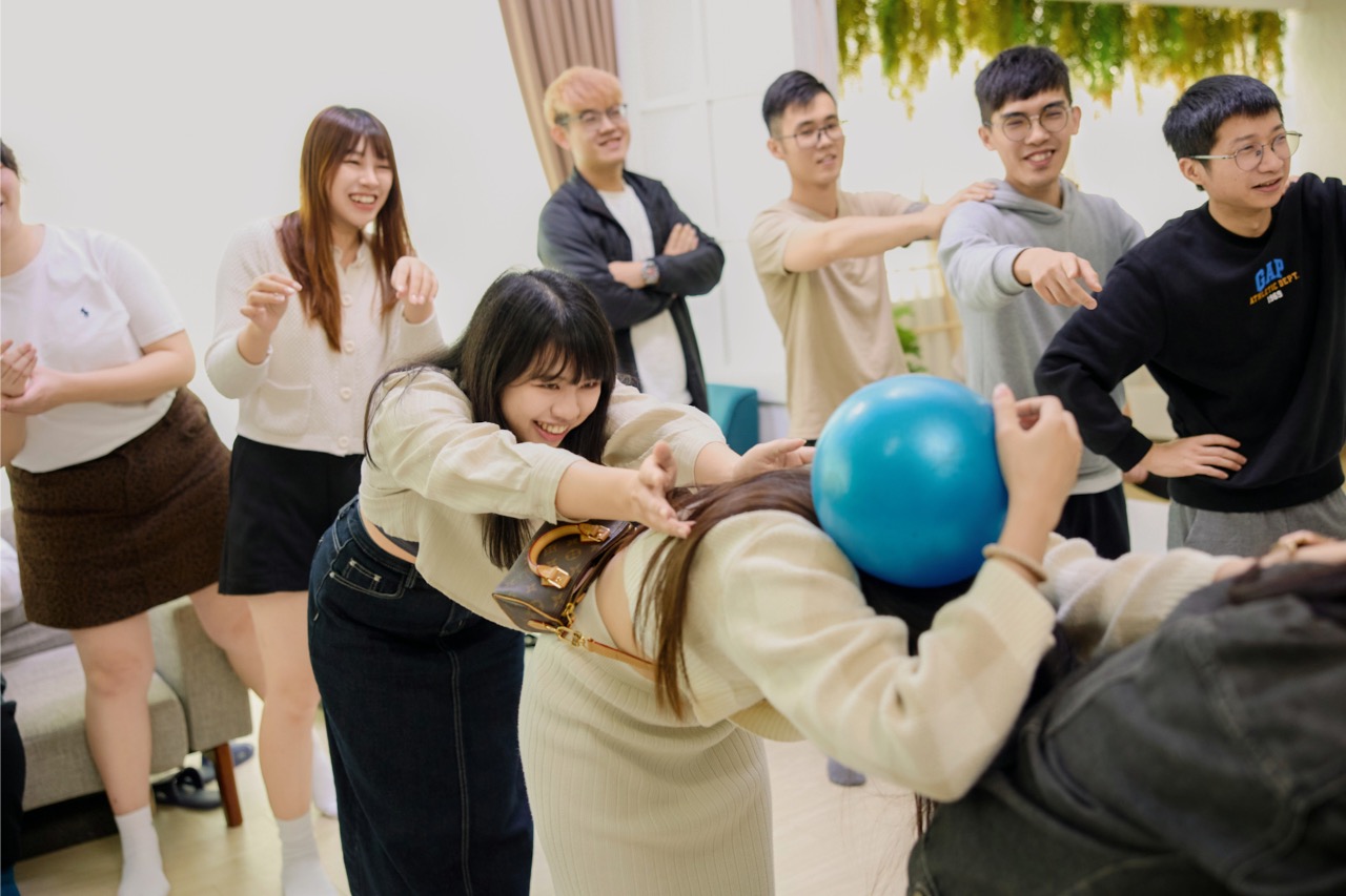 大家一同玩傳球