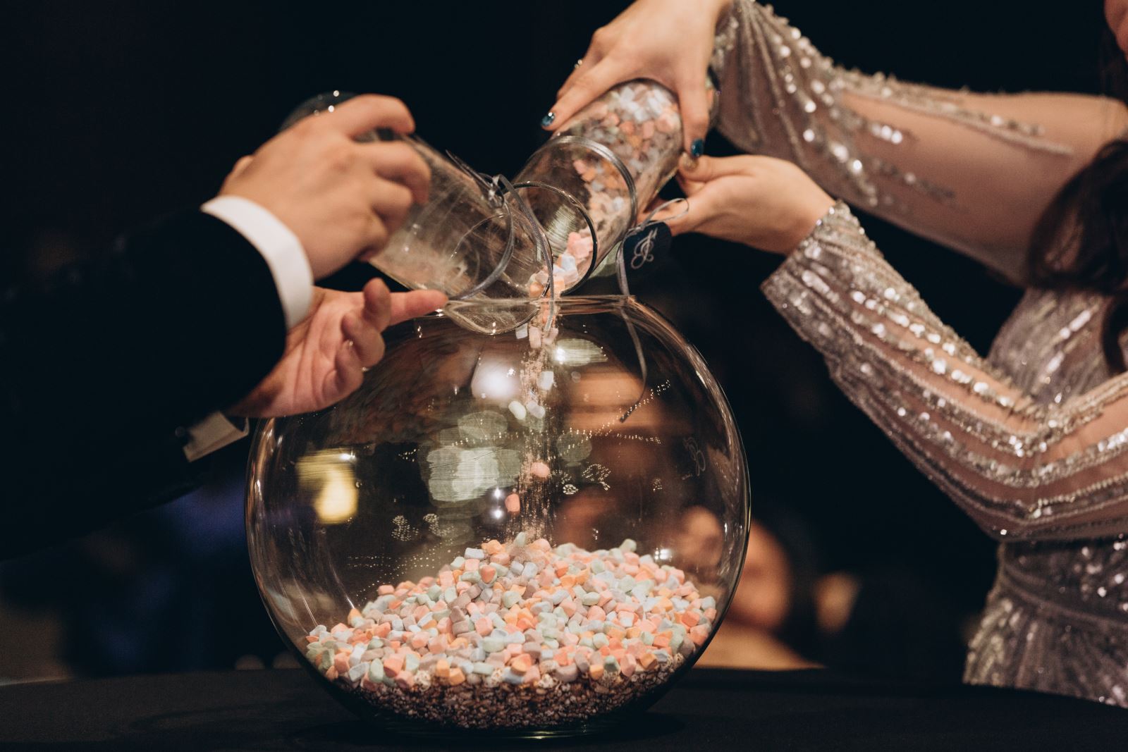 婚礼仪式,有香槟塔有结婚蛋糕,但这个你应该没看过吧