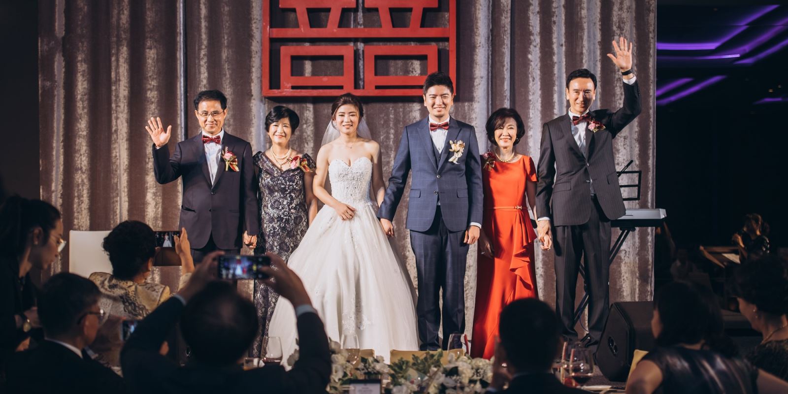 婚礼中,家长上台后,站的位置,two in one婚礼团队会在彩排时,一一告知