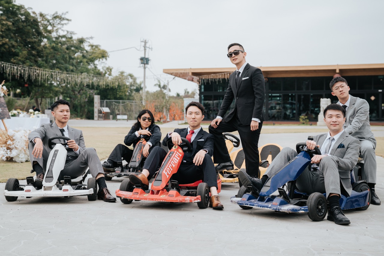 新郎與伴郎團騎乘卡丁車帥氣登場，黑白西裝造型搭配玩樂場景，展現與眾不同的婚禮開場橋段