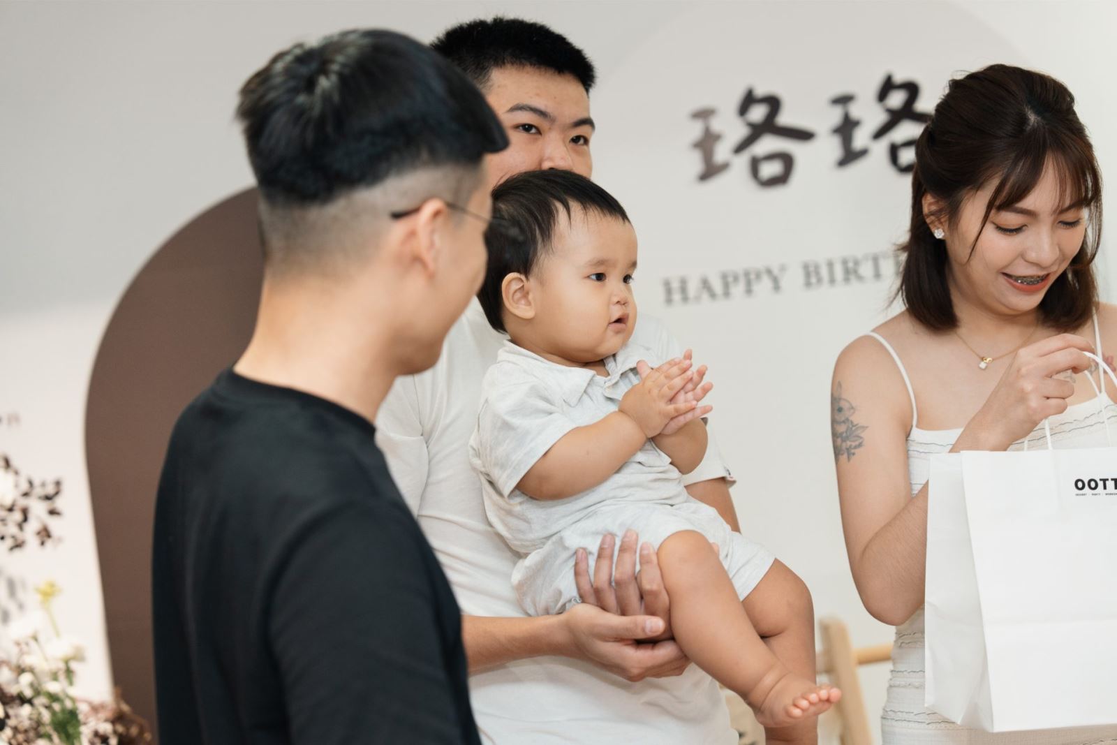 爸爸抱著小寶貝